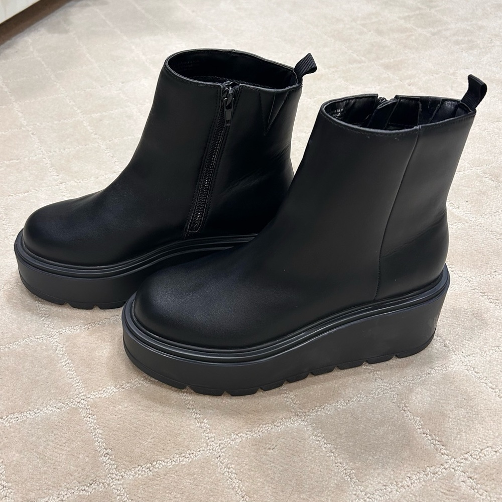 BP Black Platform Boots NWOT